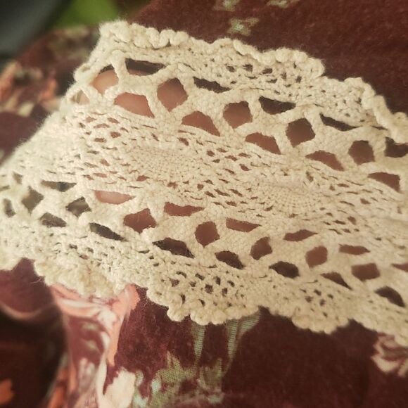 Vanity Floral Top with Lace Insets Sz M - Picture 8 of 8